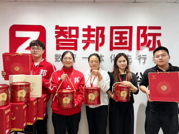 月華滿庭，家圓福至！智邦國際祝您中秋節快樂！